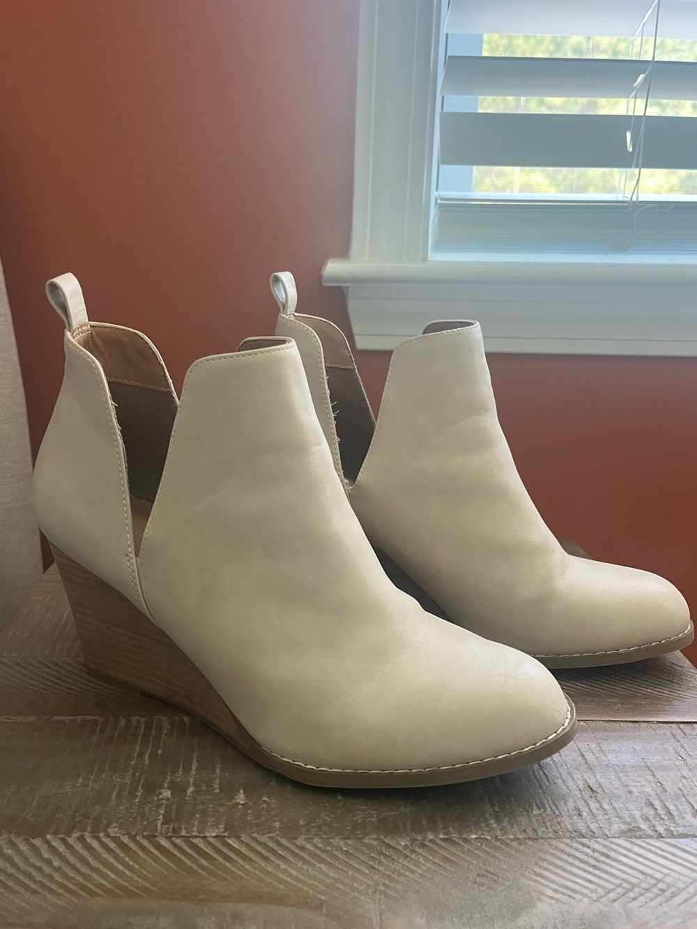 Report "Gabbot" Women's Cream Ankle Boot